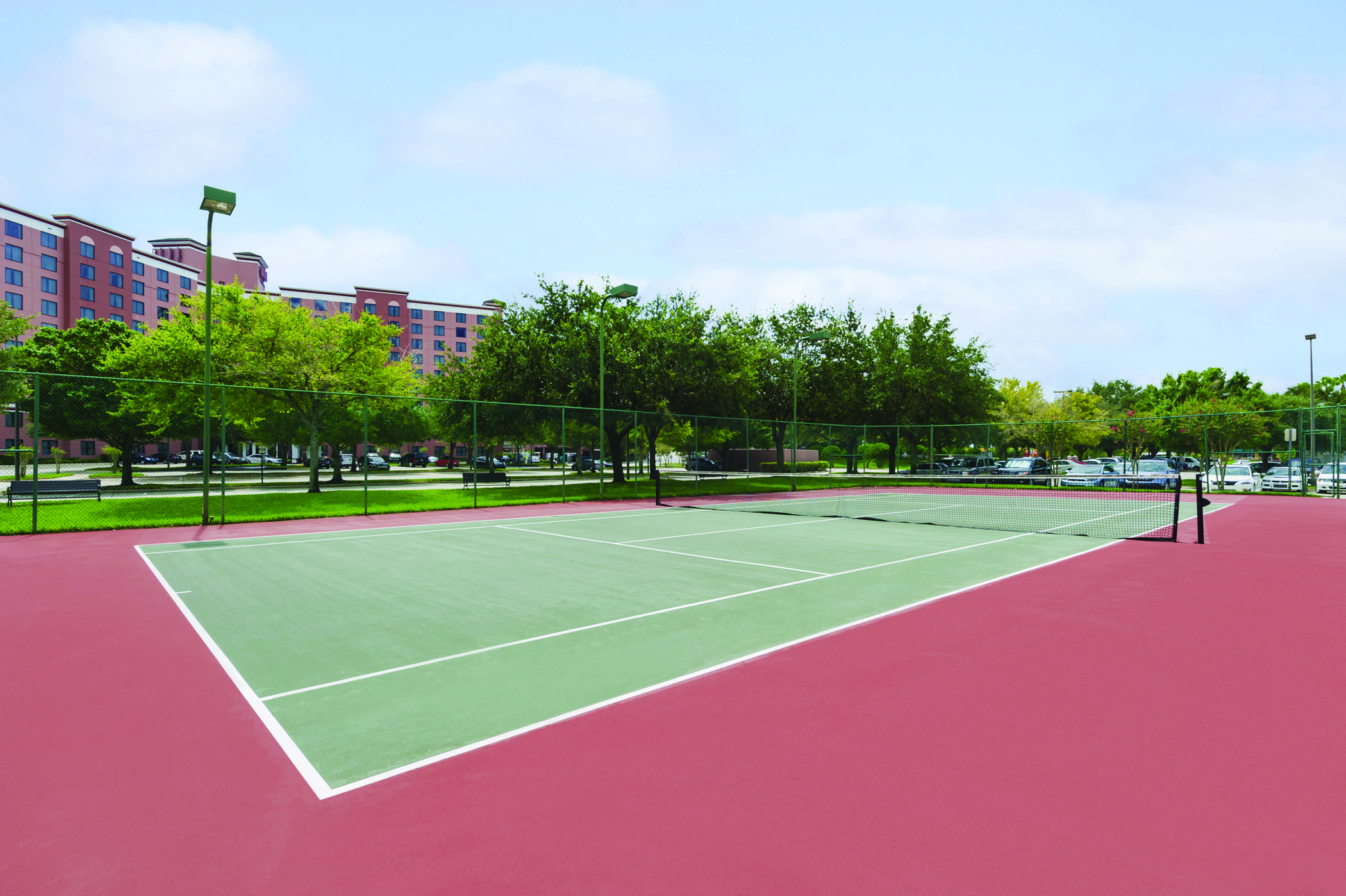 布埃纳文图拉套房酒店 博伟湖 外观 照片 A photo of a tennis court with a tennis player in the background.