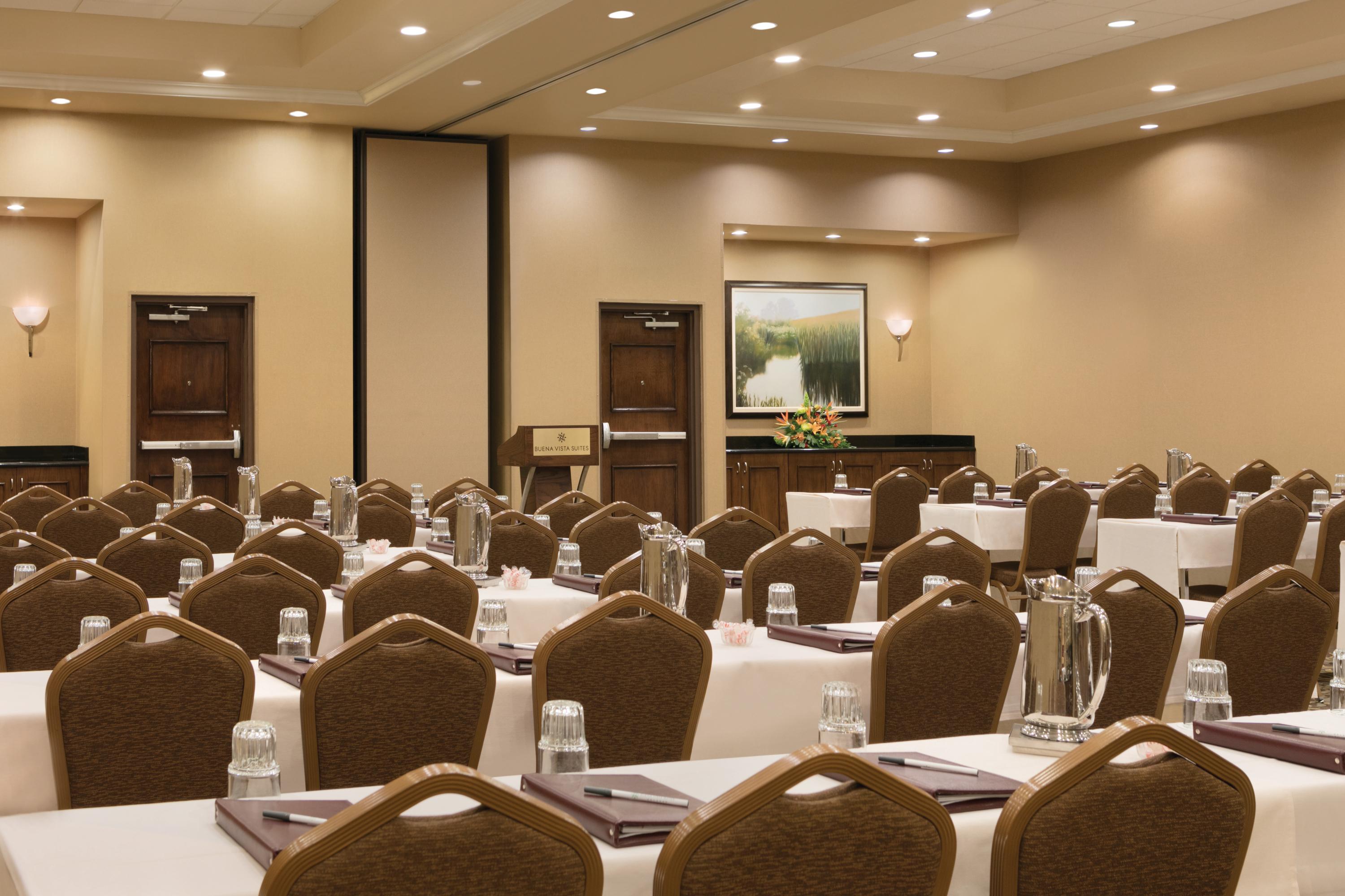 布埃纳文图拉套房酒店 博伟湖 外观 照片 A meeting room at the resort