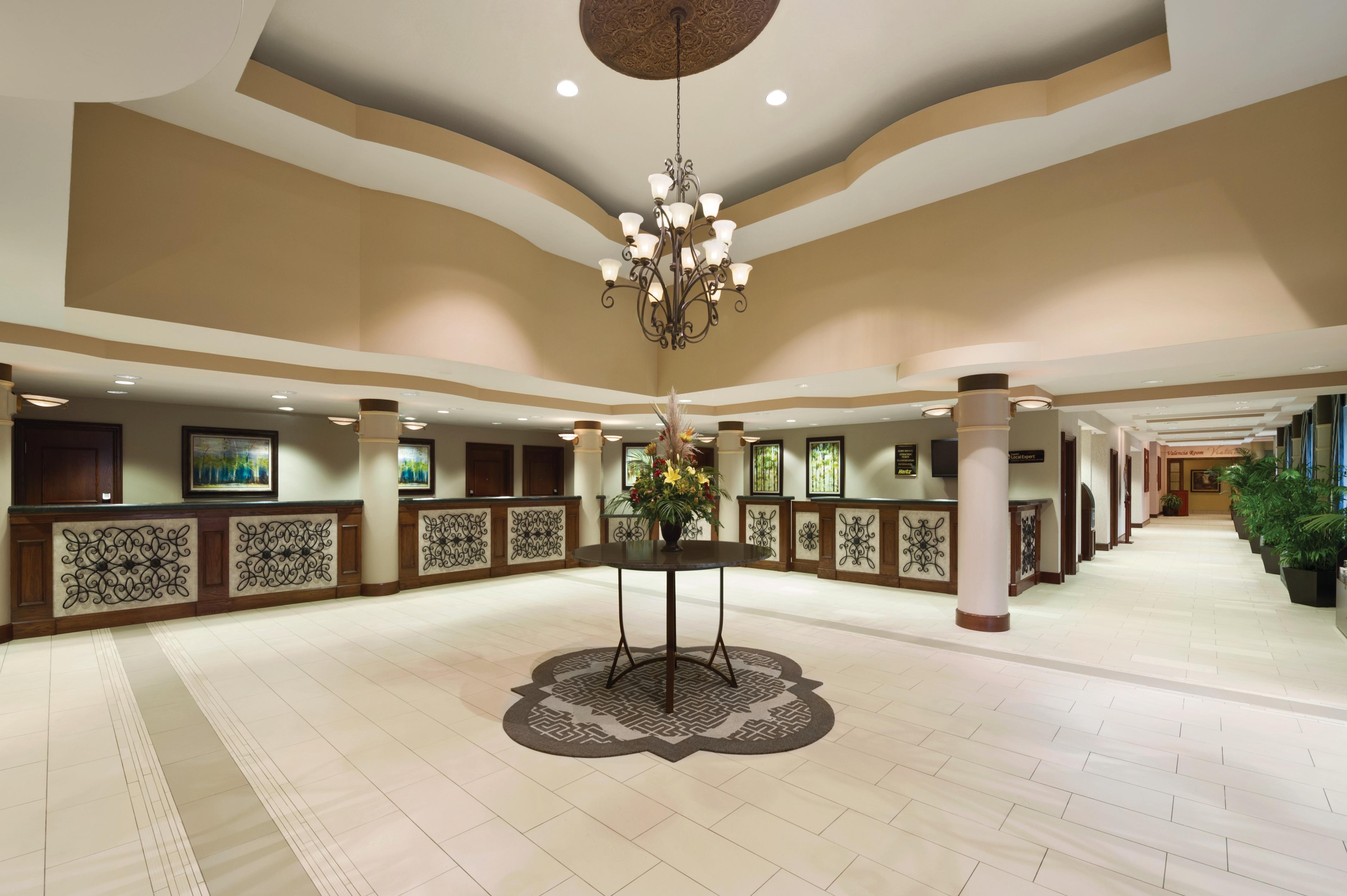 布埃纳文图拉套房酒店 博伟湖 外观 照片 Reception desk at a hotel