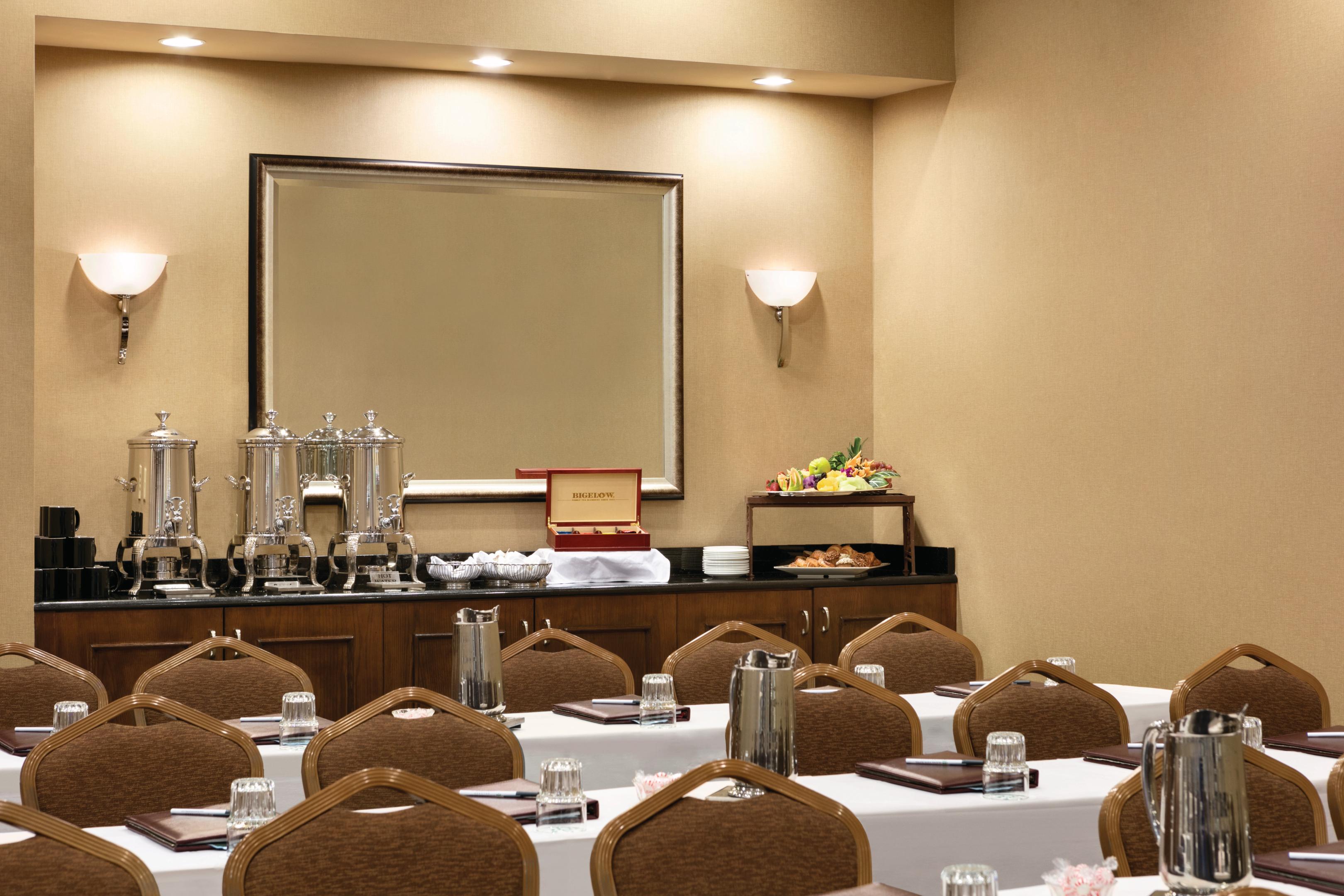 布埃纳文图拉套房酒店 博伟湖 外观 照片 A meeting room at a hotel